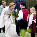 Kongen og Dronningen får blomster av Emil og Sina (Foto: Kyrre Lien / Scanpix)